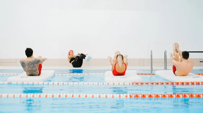 11 Ejercicios para hacer en la piscina y entrenar mientras te refrescas