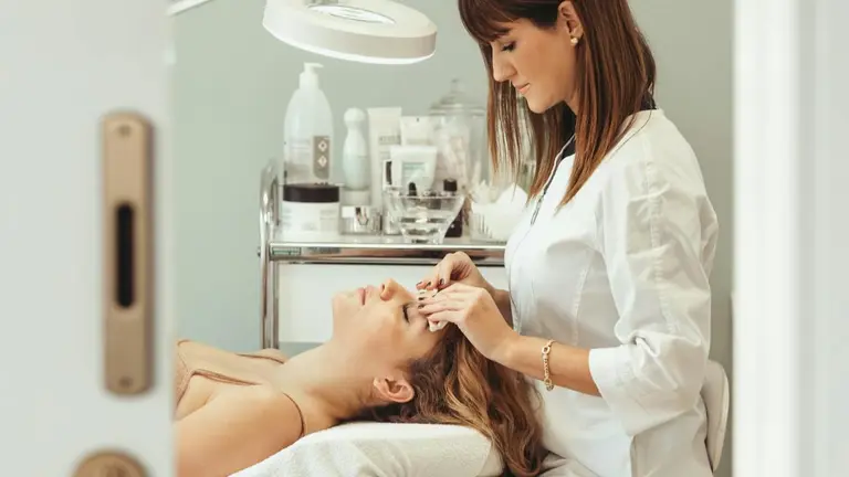 &iquest;Qu&eacute; es micropigmentaci&oacute;n de cejas? C&oacute;mo se hace, qu&eacute; tener en cuenta y diferencias con el microblading.