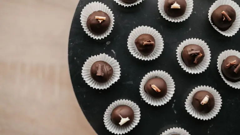 &iquest;C&oacute;mo hacer bombones caseros? La receta f&aacute;cil y rica para los amantes del chocolate.