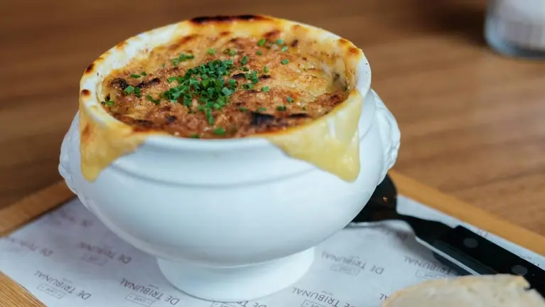 &iquest;C&oacute;mo hacer sopa de cebolla? La receta de sopa tradicional que es perfecta para combatir el fr&iacute;o.