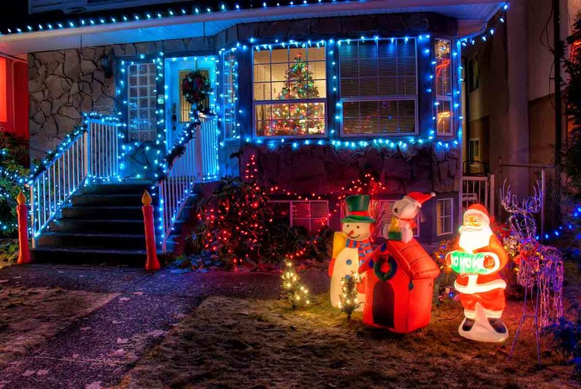 Luces Navidad exterior: ¿cómo usarlas para iluminar tus fiestas?. Foto Freepik.