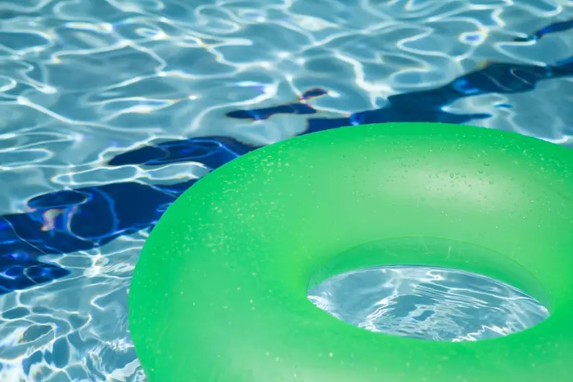 Cómo limpiar el fondo de una piscina sin limpiafondos