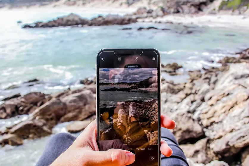 ¡Cuidado con el móvil! Trucos para cuidar tu teléfono este verano. Foto freepik.