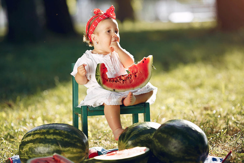 5 Alimentos frescos y nutritivos para tu bebé durante el verano. Foto freepik.