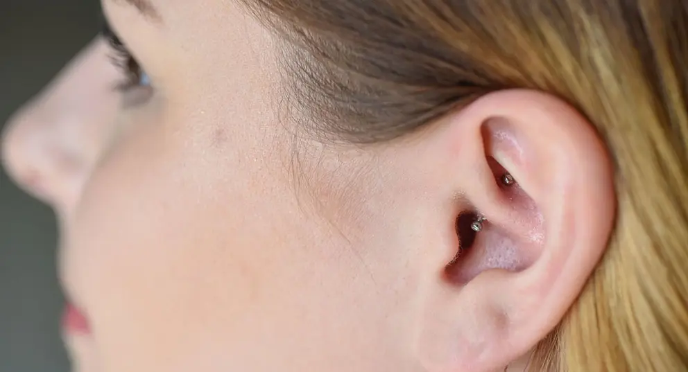 Beneficios del Daith Piercing para que las migrañas no te traigan de cabeza. Foto Unsplash