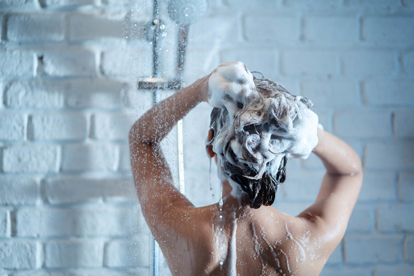 ¿Qué pasa si no me lavo el pelo con champú regularmente?. Foto freepik.