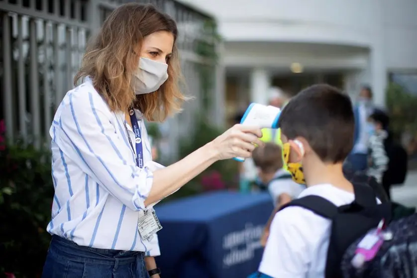 Termómetros infrarrojos digitales para medir la temperatura en casa. Foto EFE