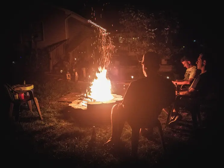 Consejos para construir un pozo de fuego en el jardín paso a paso. Foto Unsplash.