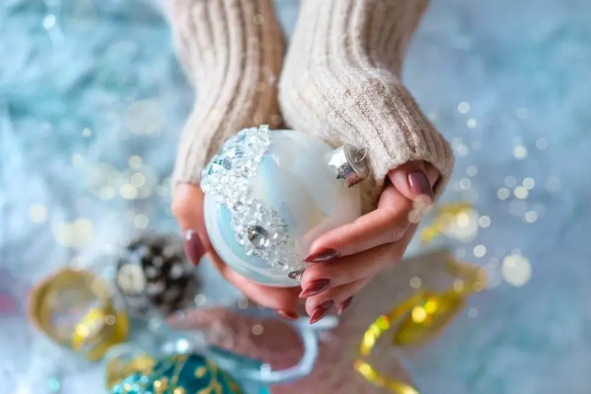 ¿Cómo decorar con bolas de Navidad el árbol de forma original?  Foto: Pexels