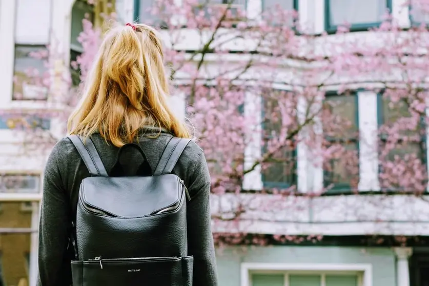 Mochilas de mujer prácticas y originales para regalar esta Navidad  Foto: Pexels