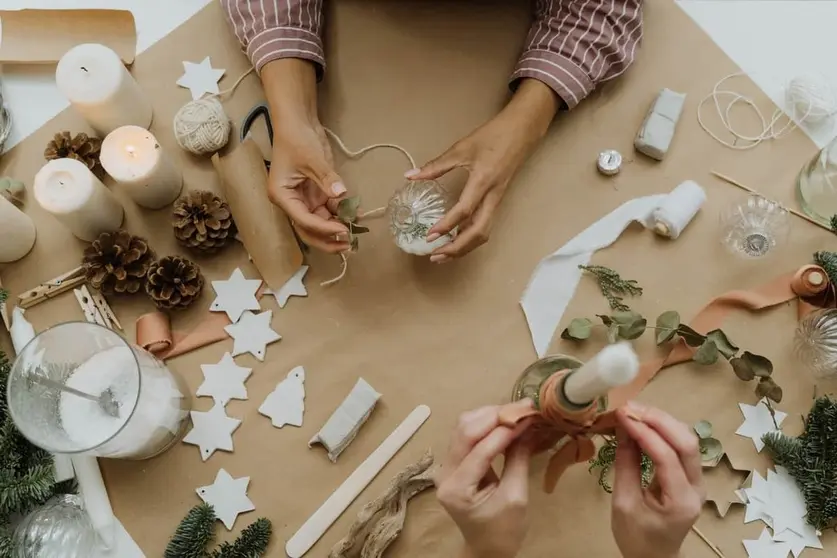 Adornos de Navidad caseros fáciles para decorar el árbol Foto: Pexels