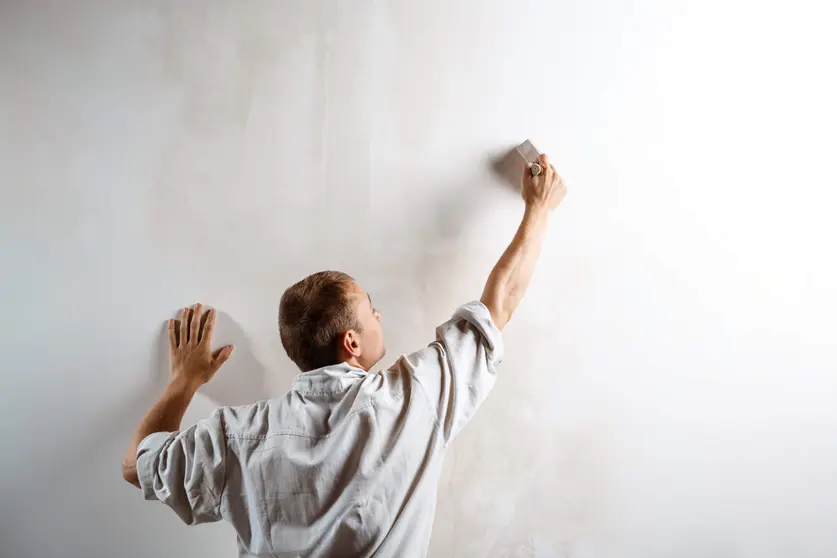 Cómo reparar una pared exterior desconchada paso a paso