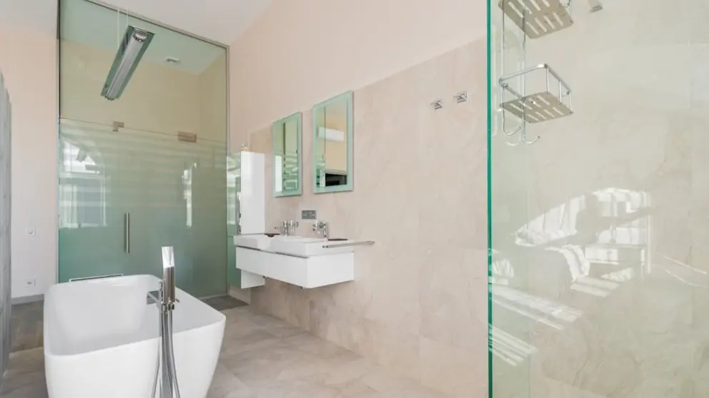 ¿Cómo limpiar la mampara del baño? Consejos y trucos de limpieza para eliminar la cal