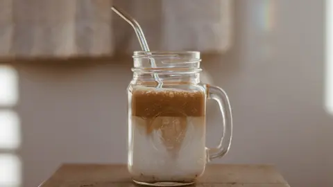 Dalgona Coffee: Cómo hacer el café más refrescante del verano en casa. Foto Unsplash.