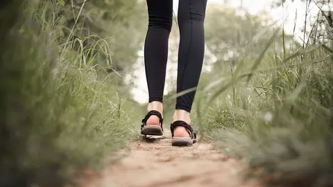 Presume de pedicura: 5 sandalias perfectas para lucir tus pies en verano. Foto freepik.