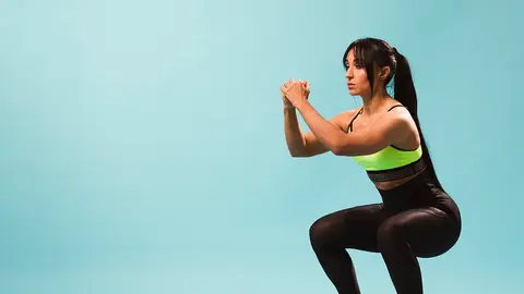 Cardio en casa: sentadillas con medio salto. Foto freepik.