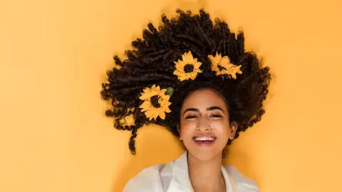 Cómo teñirse el pelo en casa paso a paso sin provocar un desastre. Foto freepik.