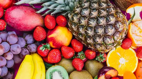 ¡No las tires nunca! Beneficios de las pieles de frutas que no sabías. Foto freepik