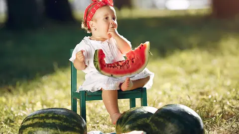 5 Alimentos frescos y nutritivos para tu bebé durante el verano. Foto freepik.