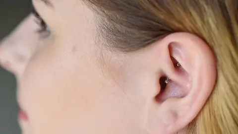Beneficios del Daith Piercing para que las migrañas no te traigan de cabeza. Foto Unsplash