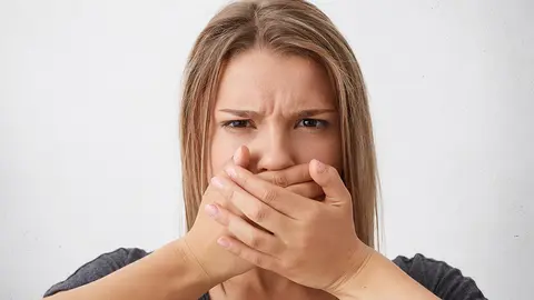 6 formas de combatir el mal aliento en tu día a día. Foto freepik.