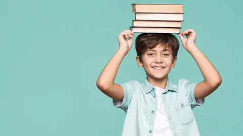 Remedios caseros para acabar con los piojos en la Vuelta al Cole 2020. Foto freepik.