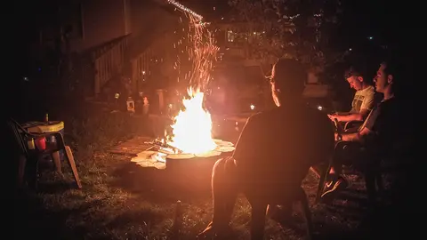 Consejos para construir un pozo de fuego en el jardín paso a paso. Foto Unsplash.