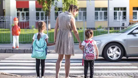 Cómo lavar la ropa de los niños para evitar contagios en el colegio. Foto freepik.
