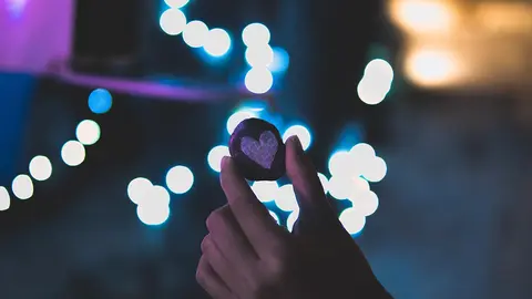 Citas y amor: estas son las relaciones del futuro. Foto Unsplash.