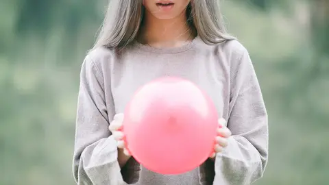 Mejores champús para pelo blanco 2020 y atrévete con las canas. Foto Unsplash.