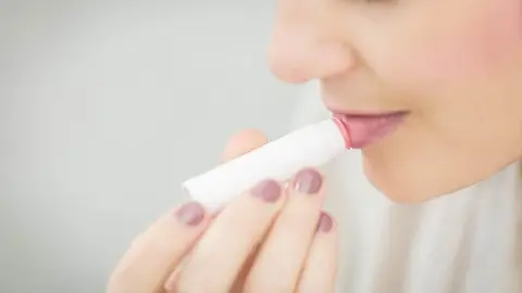 ¿Labios agrietados? cómo reparar labios secos y cortados por el frío Foto: Pexels
