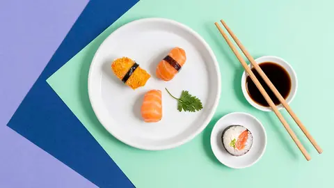 Cómo comer con palillos chinos paso a paso. Foto Freepik.