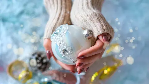 ¿Cómo decorar con bolas de Navidad el árbol de forma original?  Foto: Pexels