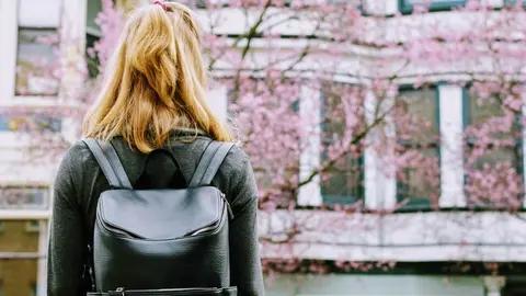 Mochilas de mujer prácticas y originales para regalar esta Navidad  Foto: Pexels