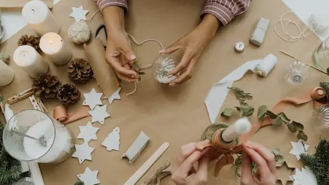 Adornos de Navidad caseros fáciles para decorar el árbol Foto: Pexels