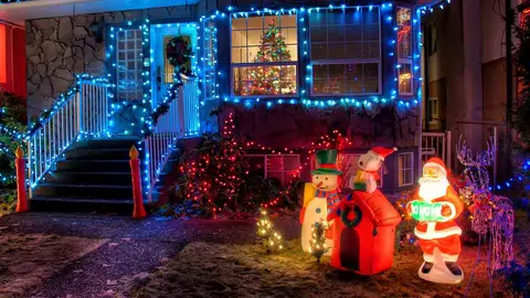Luces Navidad exterior: ¿cómo usarlas para iluminar tus fiestas?. Foto Freepik.