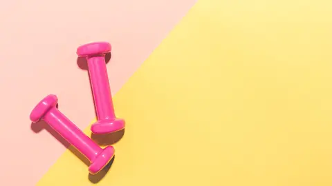 Diferencias entre pesas y mancuernas: Características, modelos y precios. Foto Freepik.