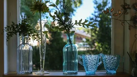 5 elementos para decorar tu jarrón de cristal con mucho estilo