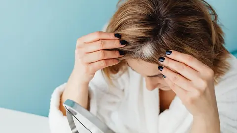 Cubrir canas sin tinte.