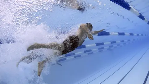 Abdominales en la piscina.