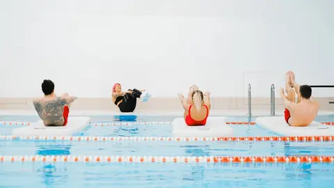 11 Ejercicios para hacer en la piscina y entrenar mientras te refrescas