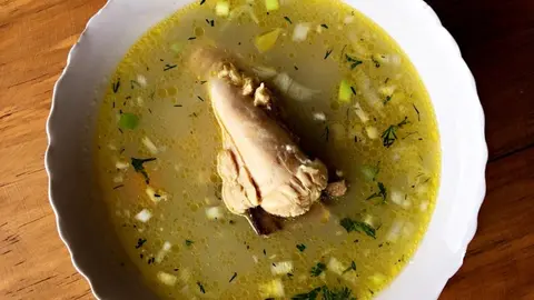 ¿Cómo hacer un caldo de pollo casero? La receta tradicional perfecta para el invierno.
