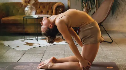 ¿Qué es la postura del camello o ustrasana? La postura de yoga con muchos beneficios.