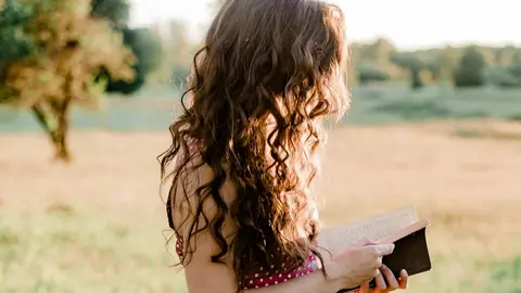 11 Ideas de peinados con pelo largo y rizado que van a triunfar en 2026.