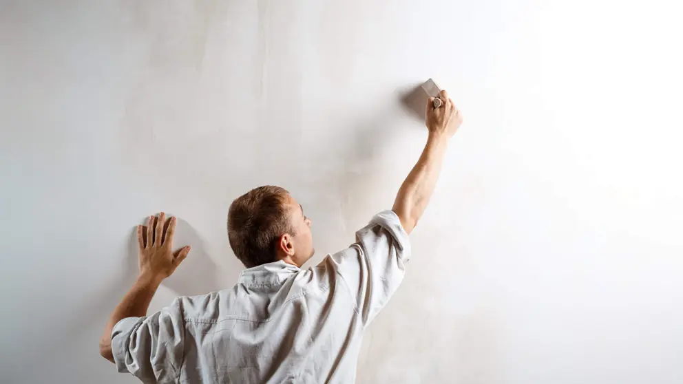 Cómo reparar una pared exterior desconchada paso a paso