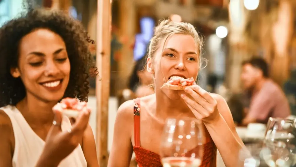 ¿Cuál es la mejor hora para cenar? Alimentos a evitar y cómo encontrar el momento adecuado para ti.