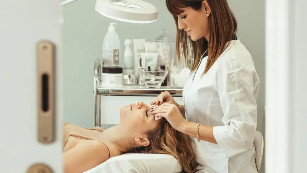 &iquest;Qu&eacute; es micropigmentaci&oacute;n de cejas? C&oacute;mo se hace, qu&eacute; tener en cuenta y diferencias con el microblading.