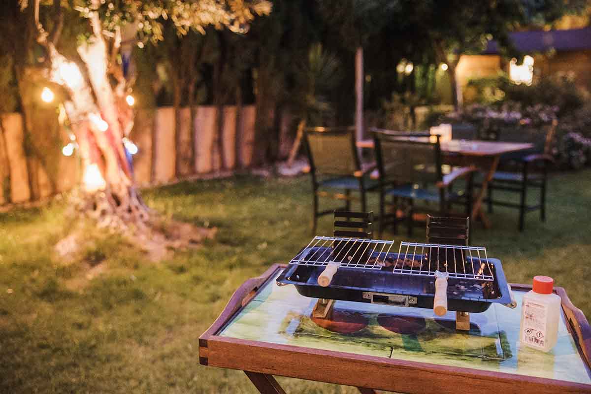 6 consejos para organizar una fiesta de verano en tu casa_barbacoa_freepik