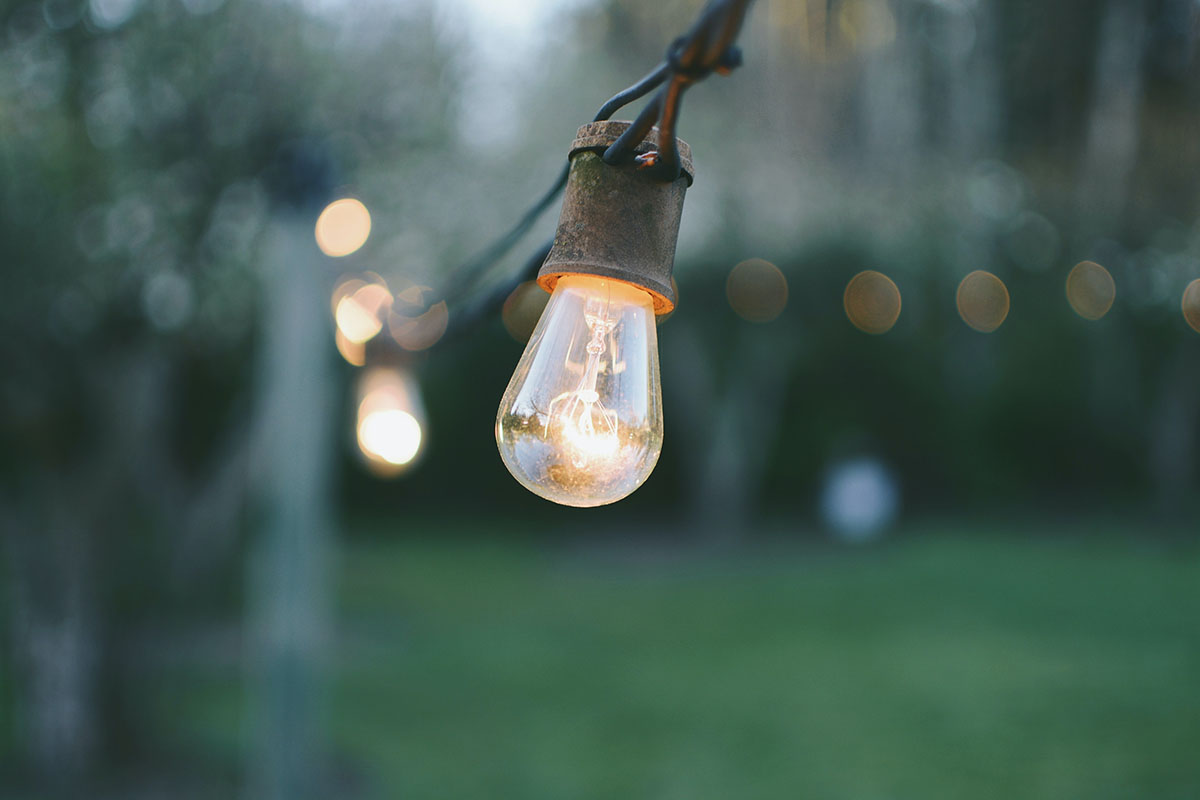 6 consejos para organizar una fiesta de verano en tu casa_decoracion luces_unsplash