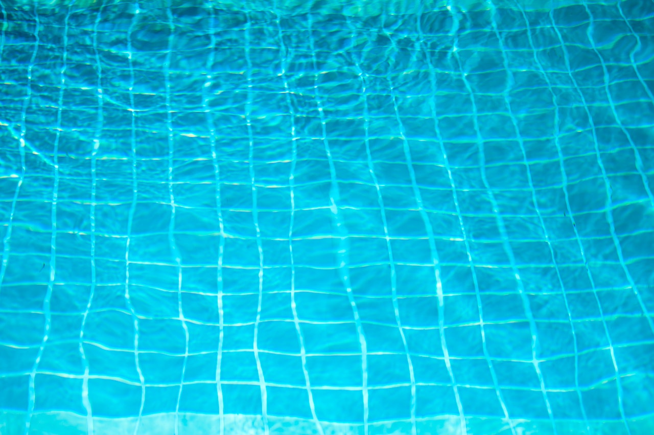 Clarificar el agua de la piscina